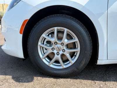 2022 Chrysler Voyager LX