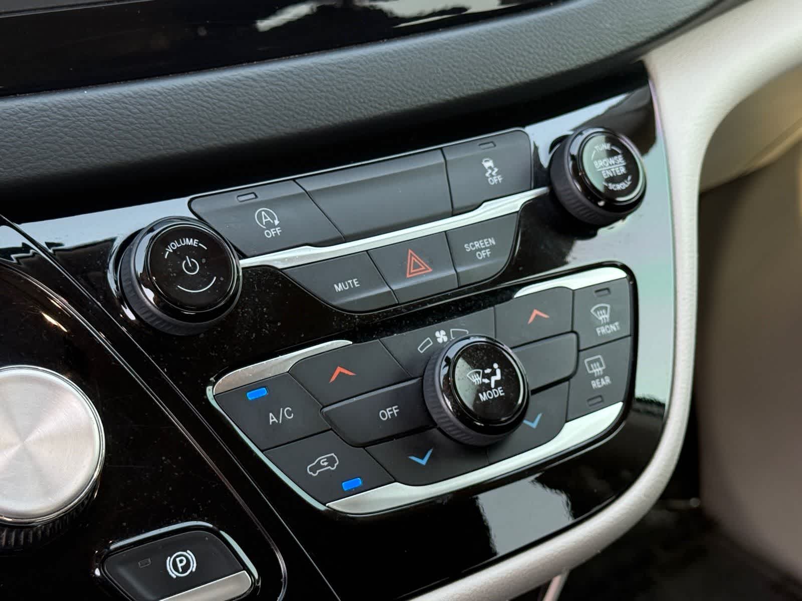 2022 Chrysler Voyager LX