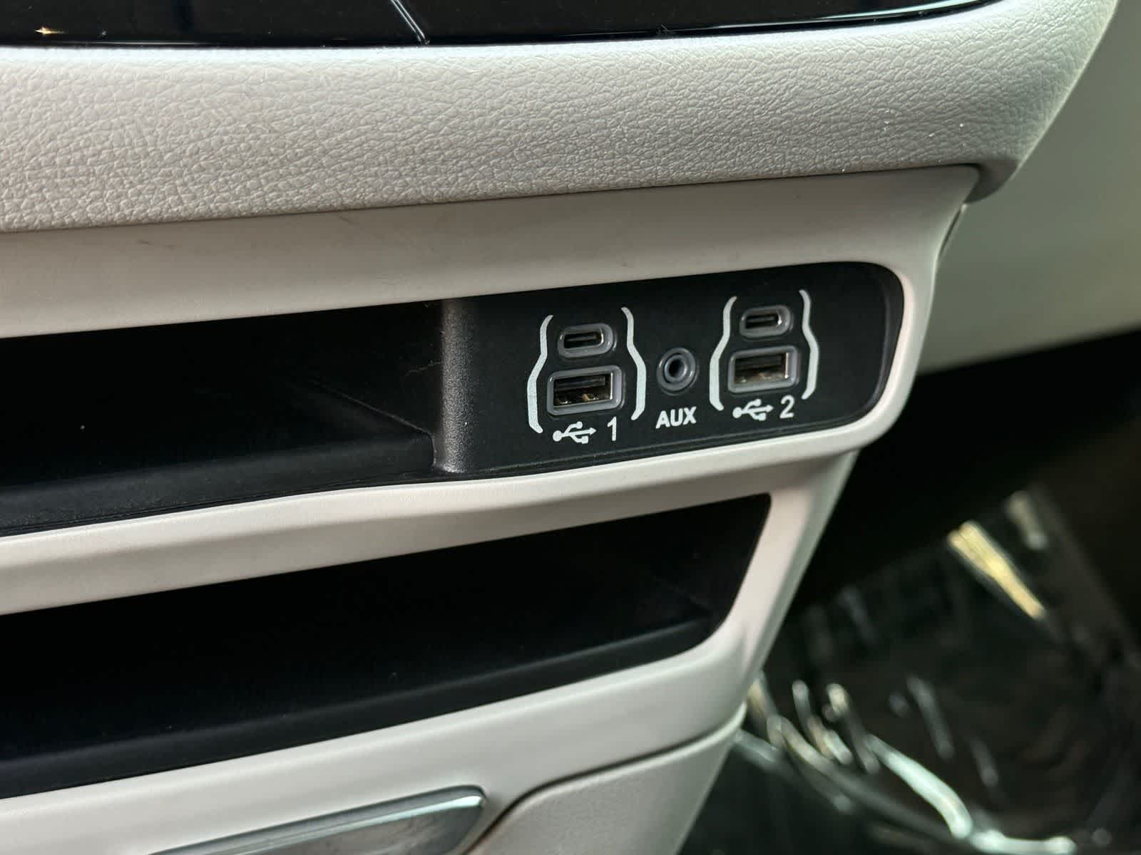 2022 Chrysler Voyager LX
