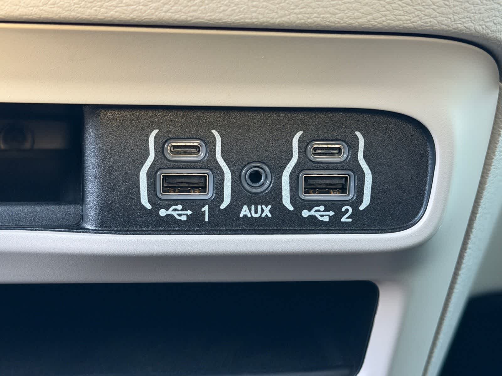 2024 Chrysler Voyager LX