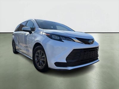 2025 Toyota Sienna LE