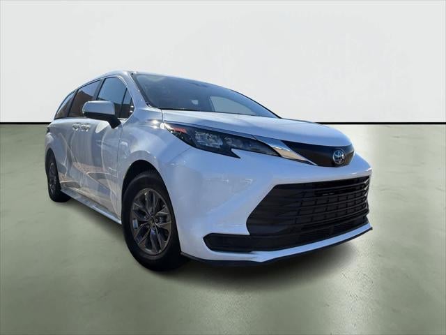 2025 Toyota Sienna LE