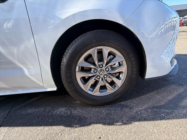 2025 Toyota Sienna LE