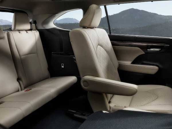 2024 Toyota Highlander Hybrid interior