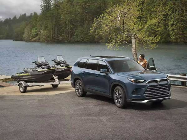 2025 Grand Highlander Hybrid towing a boat